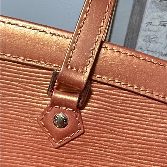 Louis Vuitton Custom Painted Rose Gold Epi Leather Zip Tote Bag - Picture 16 of 16